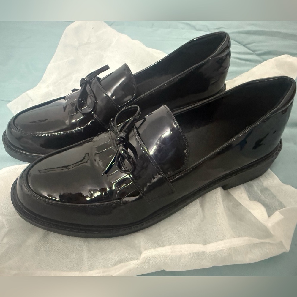 Elegant Black Patent Leather Flats - Picture 4 of 6
